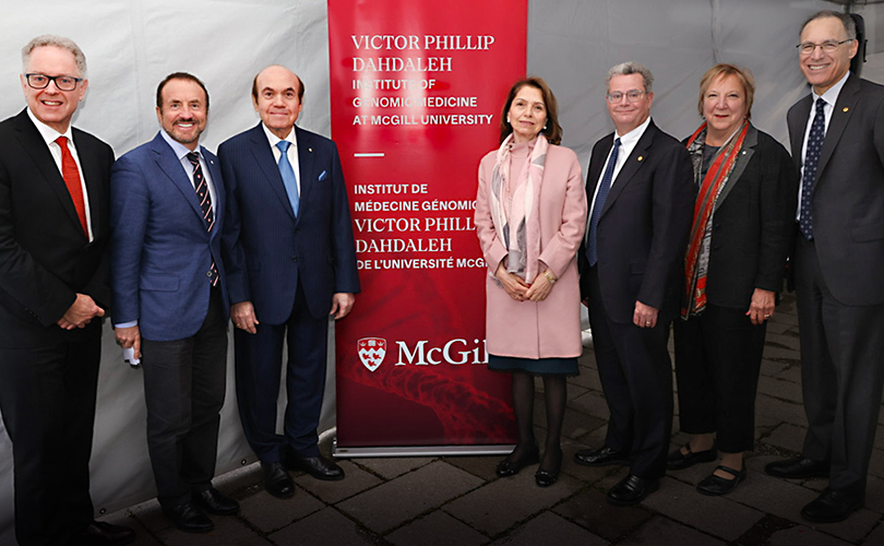 De gauche à droite: Marc Weinstein, vice-principal, avancement universitaire; John McCall MacBain, chancelier; Victor Dahdaleh; Mona Dahdaleh; Christopher Manfredi, principal par intérim; Martha Crago, vice-principale à la recherche et à l’innovation; et David Eidelman, vice-principal, santé et affaires médicales, et doyen de la Faculté de médecine et des sciences de la santé.  