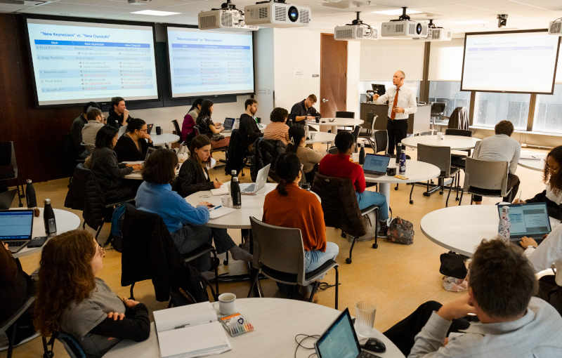 Un groupe de personnes assises autour de tables