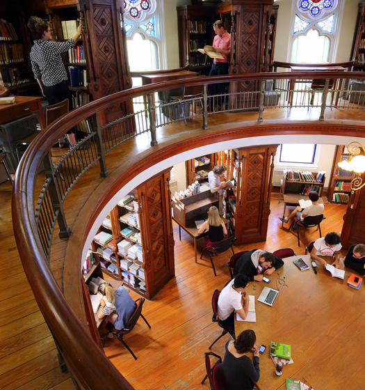 Un groupe de personnes dans une bibliothèque