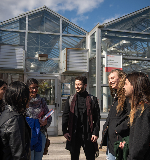 Un groupe de personnes à l'extérieur d'un bâtiment