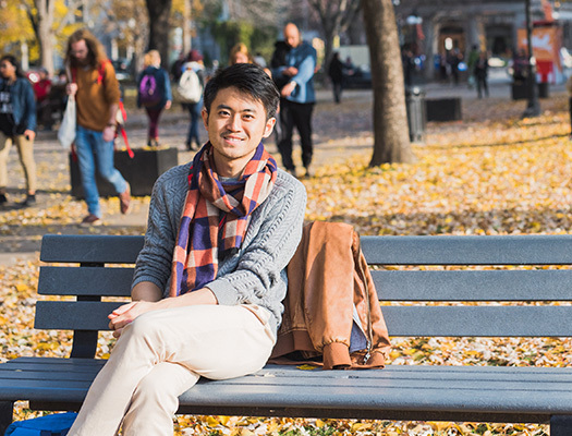 Une personne assise sur un banc