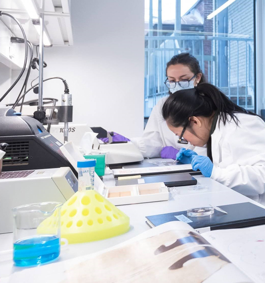 Quelques femmes dans un laboratoire
