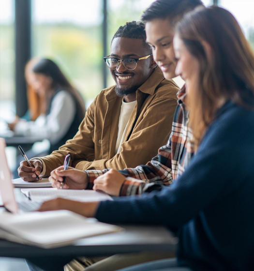 Un groupe d'étudiants assis à une table
