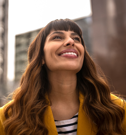 Une femme aux cheveux longs qui sourit