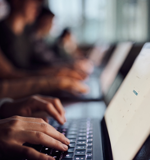 Gros plan des mains sur un clavier d'ordinateur