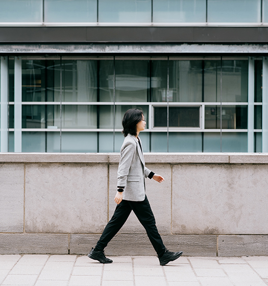 Une personne marchant sur un trottoir