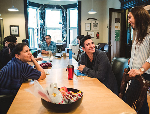 Un groupe de personnes assises autour d'une table