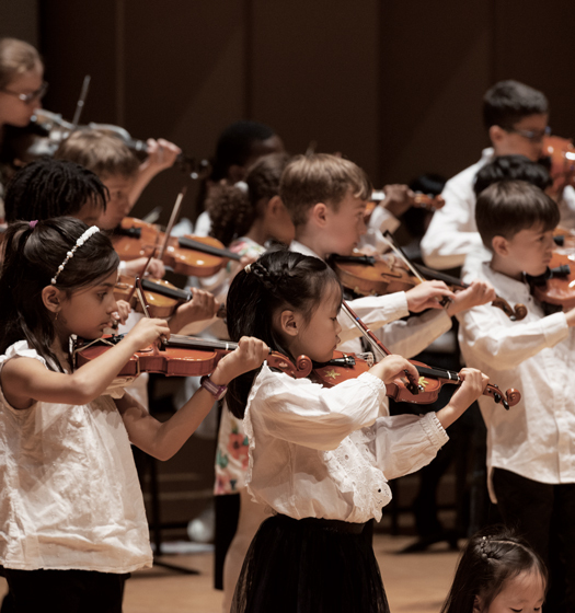 Une groupe d'enfants jouant du violon
