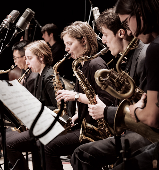 Un groupe de personnes jouant d'un instrument