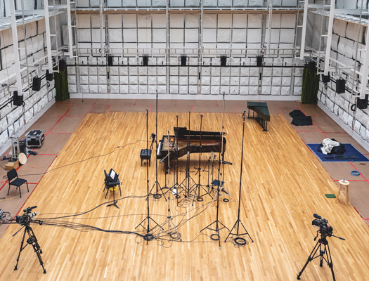 Une grande salle vide avec un piano et du matériel
