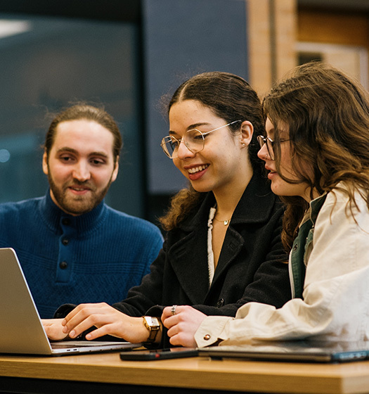 Trois étudiants autour d'un ordinateur