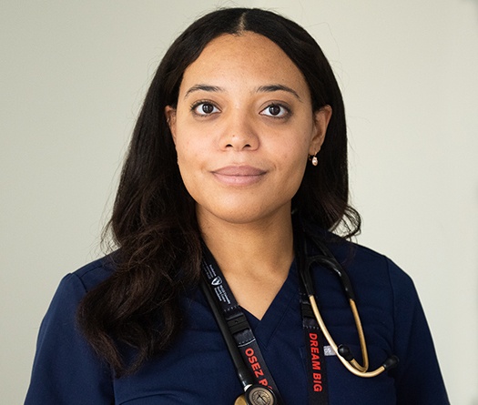 Une personne portant une chemise bleue avec un stéthoscope