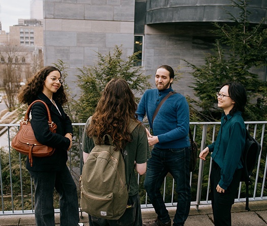 Un groupe de personnes debout sur un balcon