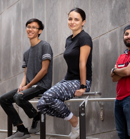 Kirk Lau à gauche, Simina Alungulesa, et Arneet Kalra.