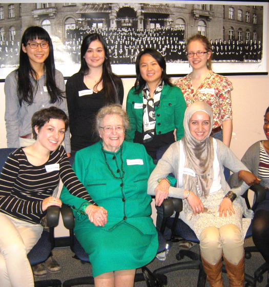 Mary Marsh avec Jade Cera Guy et d'autres personnes lauréates en 2012.