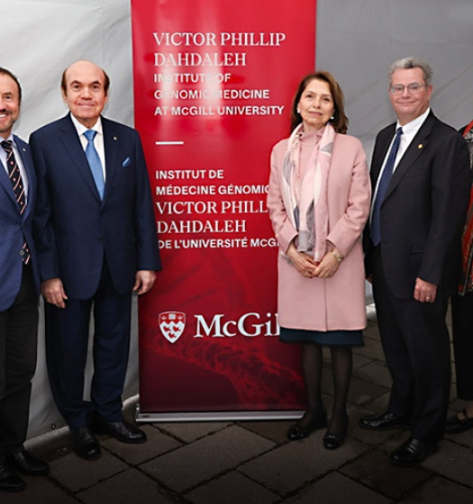 De gauche à droite: Marc Weinstein, vice-principal, avancement universitaire; John McCall MacBain, chancelier; Victor Dahdaleh; Mona Dahdaleh; Christopher Manfredi, principal par intérim; Martha Crago, vice-principale à la recherche et à l’innovation; et David Eidelman, vice-principal, santé et affaires médicales, et doyen de la Faculté de médecine et des sciences de la santé.