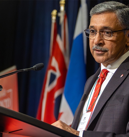 Le principal Deep Saini s’adresse à l’assistance.