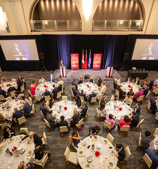 Vue d'en haut à Arcadian Court du déjeuner de remise des Prix d'excellence de McGill à Toronto