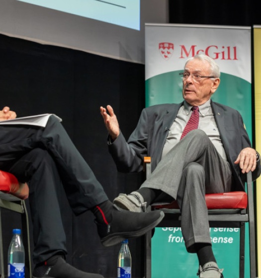 Joe Schwarcz et Dick Pound qui prennent la parole dans le cadre du Symposium scientifique pour le public Trottier.