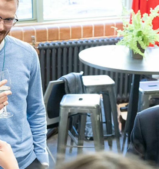 Les boursiers Vadasz Scholars discutent avec Les Vadasz