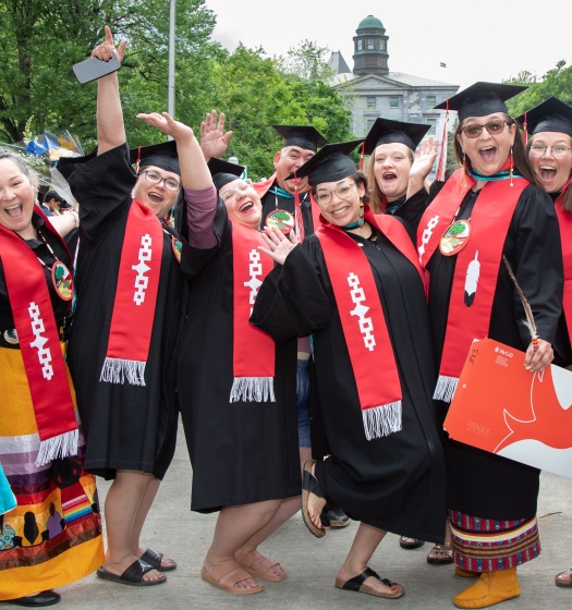 Des diplômées de McGill avec des écharpes.