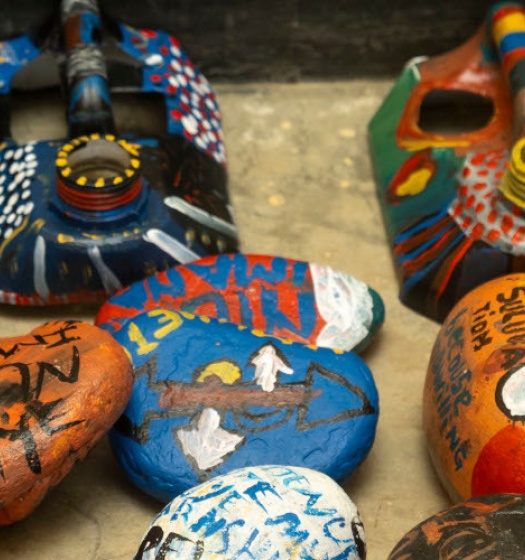 Pierres et masques peints