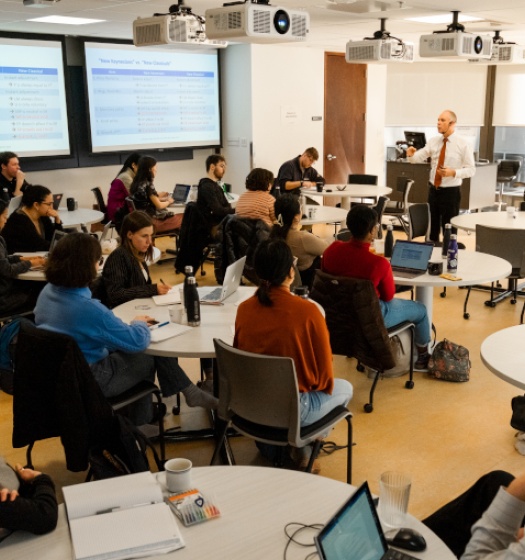 Un groupe de personnes assises autour de tables