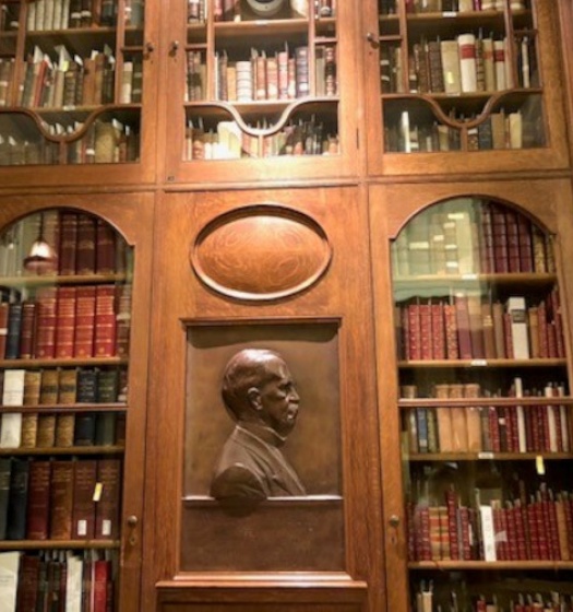 Gros plan sur une bibliothèque.