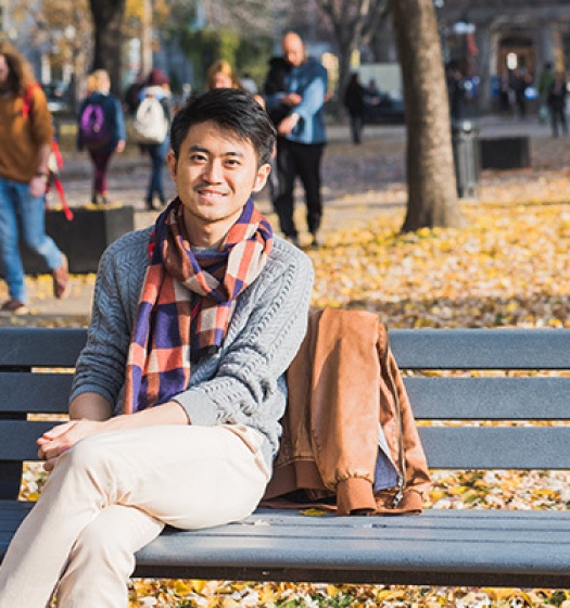 Une personne assise sur un banc