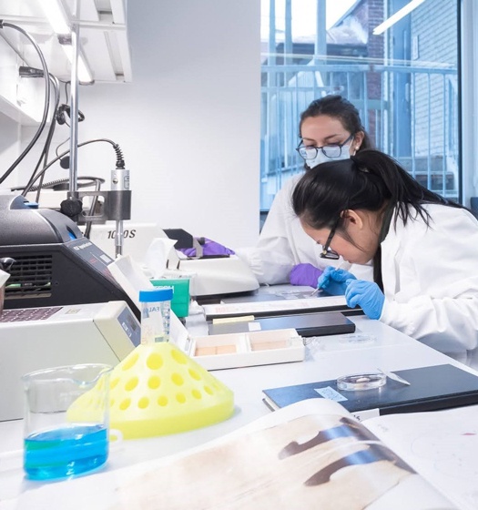 Quelques femmes dans un laboratoire