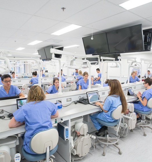 Plusieurs personnes dans un laboratoire