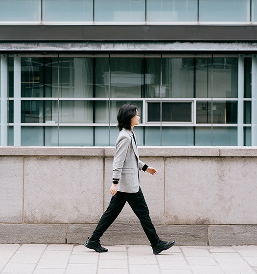 Une personne marchant sur un trottoir