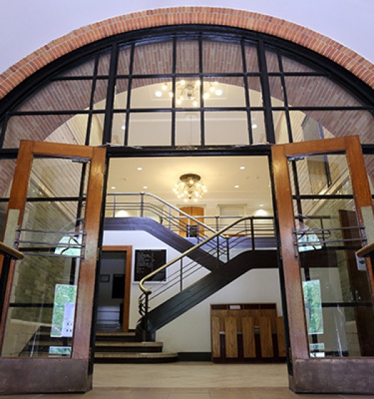 Une grande porte vitrée avec un escalier menant à l'entrée