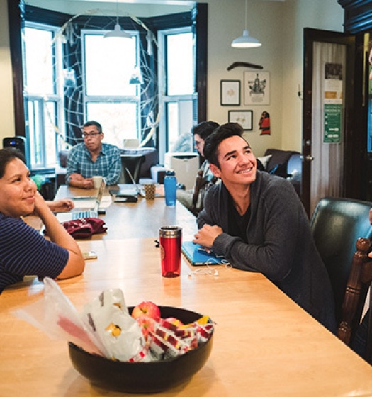 Un groupe de personnes assises autour d'une table