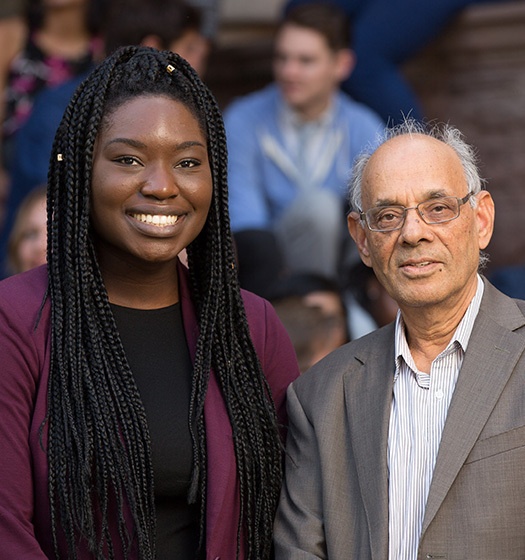 Deux personnes souriant à la caméra