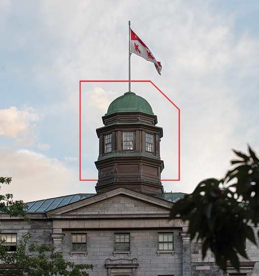 Un drapeau au sommet d'un bâtiment