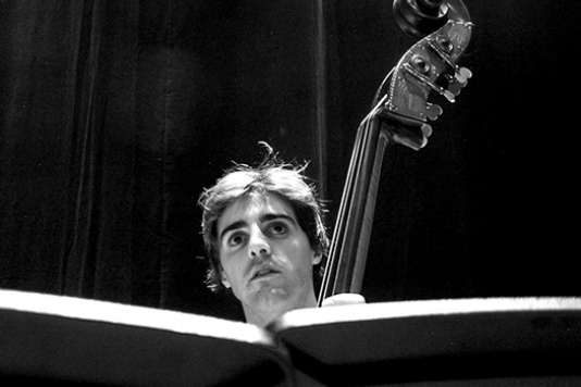 Homme jouant du violoncelle en noir et blanc