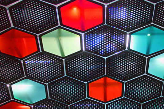 Motif hexagone tacheté rouge, bleu, vert et noir